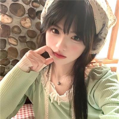 穿黄睡衣的女孩